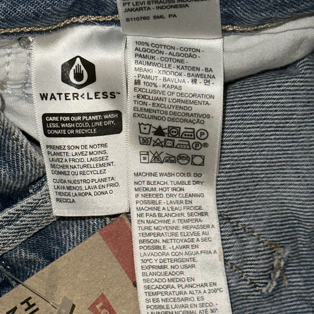 NWT Levi’s Distressed High-Waisted Mom Jeans - Picture 17 of 17